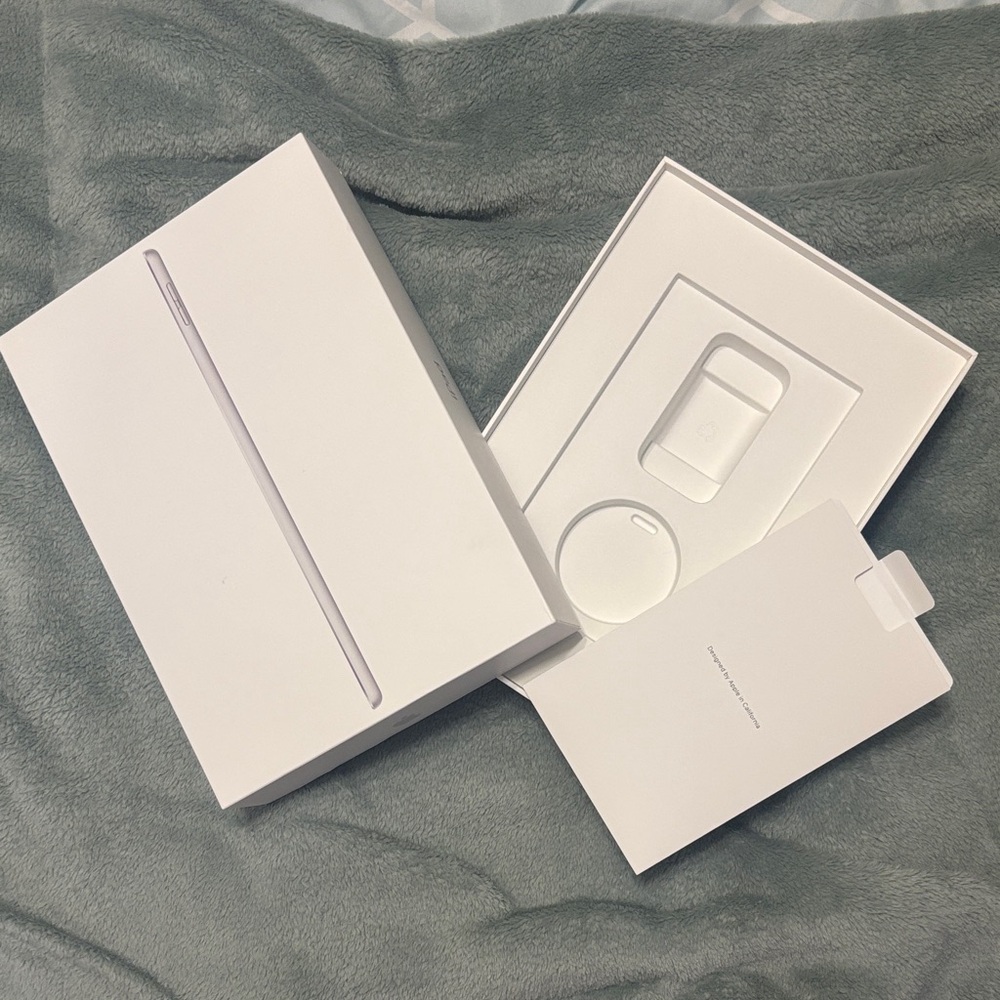 Apple White Box with Accessories